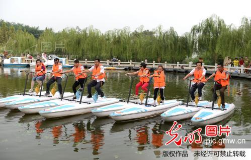 點(diǎn)擊放大 水上雙人自行車