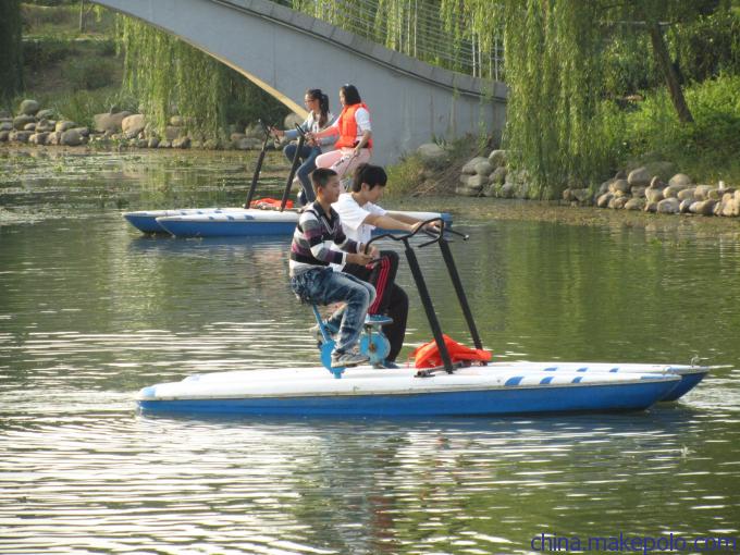 點(diǎn)擊放大 水上雙人自行車